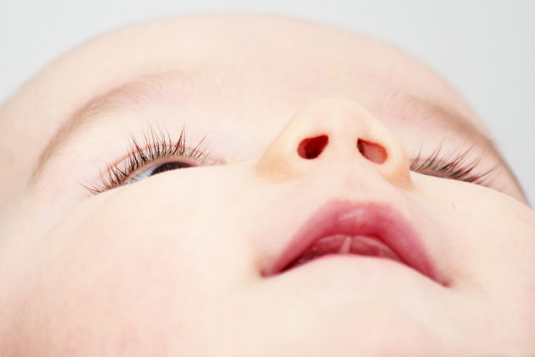babys_nase_putzen1_c_zoonar