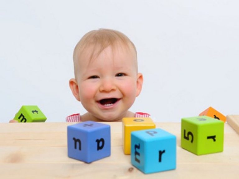 baby-spielt-kloetzchen-l