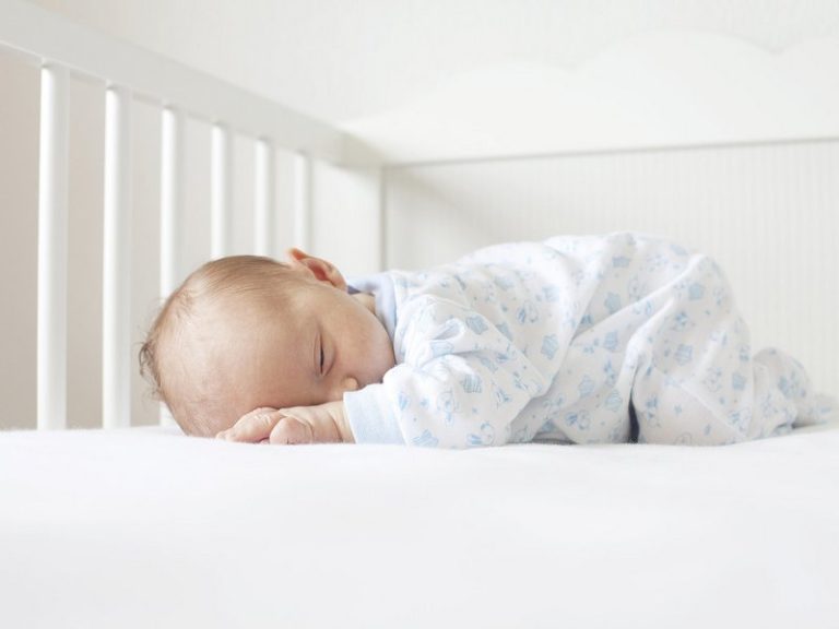 Zašto je bitno da li bebe spavaju na leđima ili stomaku?