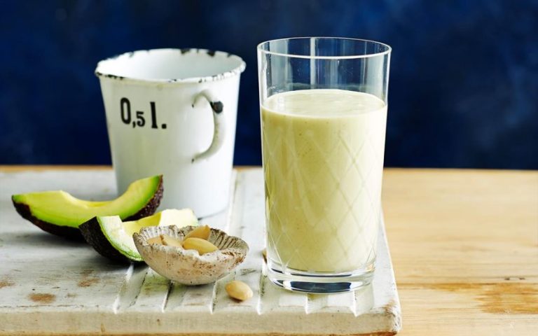 Smoothie od manga i avokada za ten iz snova
