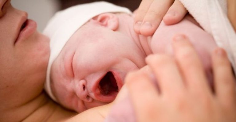 Prvi sat nakon poroda – hormoni i ponašanje