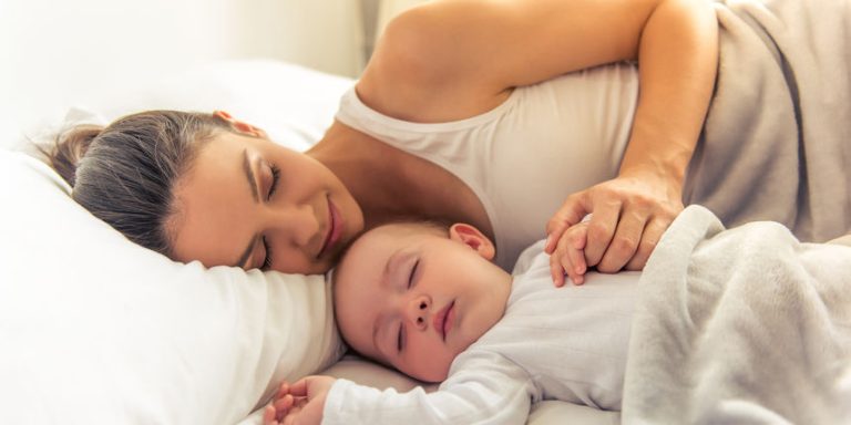 Bebe bi trebale spavati s majkom do treće godine