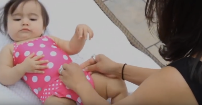 Pogledajte kako izgleda najpraktičniji jednodijelni kupaći kostim za bebe