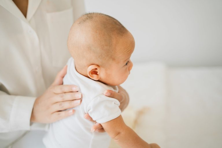 Zašto, kada i kako podrignuti bebu?