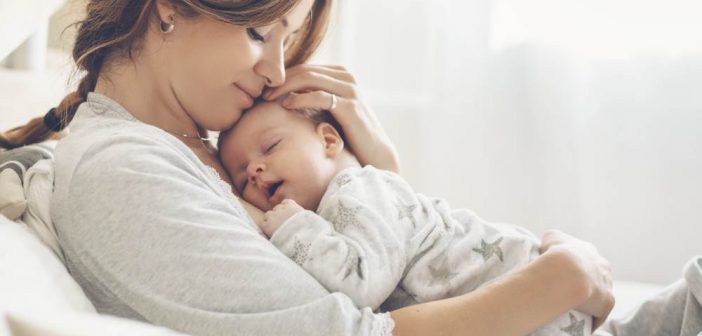 Beba spava samo u rukama? Lahki načini da je od toga odviknete